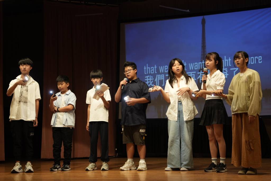 尚騰國際教育-遊學出團學生上台照片